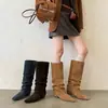 Botas femininas de cano alto em couro, feitas de couro bovino de flor integral, com bico quadrado e design empilhado, perfeitas para o inverno. Estas botas de salto médio, que vão até o joelho, são um novo estilo para a estação.