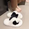 Pantuflas peludas para mujer para usar en exteriores, nuevas sandalias de plataforma gruesa tipo slip-on para otoño e invierno 2026, pantuflas populares de panda con plataforma gruesa