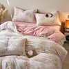 Estilo Pastoral Clase A Alto Gramaje Súper Suave Terciopelo de Leche Juego de Cuatro Piezas para Dormir sin Ropa Juego de Tres Piezas Fresco y Artístico con Tallado Tridimensional para Otoño e Invierno