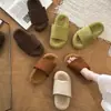 Pantufas fofas de outono e inverno com um design único, apresentando uma única tira, um material quente e macio, e uma paleta de cores moderna, perfeitas para usar em casa