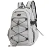 Mochila funcional gris claro mate estilo workwear para estudiantes universitarios y parejas, adecuada para clases y salidas, ofreciendo un look moderno y genial