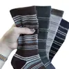 Meias Listradas Novas Outono e Inverno para Mulheres, Cano Médio-Alto Retrô, Estilo Popular Versátil da Internet, Meias Longas Afuniladas para Roupas de Exterior
