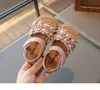 Sandálias Infantis 2025 Novo Verão Estilo Pequena Cheirosa Sapatos de Princesa Solado Macio Sapatos de Menininha Sapatos Estilo Verão