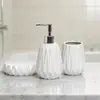 Kit de Cerâmica Geométrica 3D Em relevo para Banheiro Exportação Personalizado Dispensador de Sabão de Cerâmica Branca Frasco de Loção Copo Porta-Sabonete
