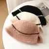 Sombrero de pescador de felpa a rayas de invierno y otoño nuevo al por mayor para mujer, sombrero de cubo versátil retro cálido para adelgazar la cara, sombrero de pescador liso