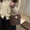 2026 Nuevo Bolso de Hombro Cruzado Tipo Cubo Moda Europea y Americana Bolso Cruzado Color Sólido Superficie Suave Bolso de Mujer Bolso Versátil
