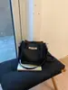 Bolsa Feminina de Moda de Luxo 2025 Nova de Inverno Transfronteiriça Bolsa de Mão para Trabalho Bolsa de Ombro Único Transversal Tipo Balde Moda Retrô