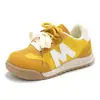 Tênis infantil 2026 primavera e outono novo modelo sapatos esportivos versáteis de sola macia para crianças tênis de treino alemão antiderrapante com estampa de letras da moda para meninos
