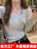 Tejido de hilo de núcleo, camisa base gris para mujer, nuevo modelo 2026, suéter de punto ajustado de manga larga con cuello cuadrado y escote bajo