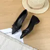 Salto Alto Francês Feminino Salto Bloco 2026 Novo Estilo Aumento Interno da Altura Laço Bico Fino Boca Rasa Sapatos de Salto Único Para o Trabalho Tamanho Grande