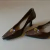Em Estoque, Envia Imediatamente! Salto Alto Feminino Estilo Britânico Retrô Flor de Camélia Fivela Dourada Scarpin Raso Bico Fino