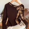 Cachecol Xadrez de Veludo Térmico Estilo Designer com T-shirt de Manga Longa Costurada para Mulheres, Versão Coreana Outono e Inverno com Cordão, Camiseta Básica Slim-Fit para Mulheres
