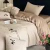 Sencillo y elegante juego de cuatro piezas bordado 100% algodón puro de fibra larga para dormitorio principal, funda de edredón de jacquard, sábana plana y sábana bajera para dormir sin ropa