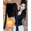 Camiseta pura e sedutora estilo "hot girl" com decote quadrado e manga longa para mulheres, novo design de outono, corte justo e valorizador, top básico