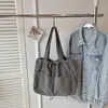 Bolso de hombro simple de gran capacidad para niñas, nuevo bolso tote plisado de moda casual, bolso de mano de nicho moderno para el día a día