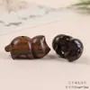 Sándalo Rojo Natural Gato Gateando Talla en Madera DIY Pequeños Accesorios Tejido Llaveros Colgantes Dijes para Bolsos Accesorios Wenwan