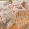 Juego de cama de cuatro piezas de terciopelo coral de leche engrosado de doble cara, ropa de cama de franela de invierno, falda de cama más gamuza, sábanas, funda de edredón