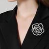 Broche de camelia hueca de estilo fragante, diseño de alta gama para mujer, estilo nicho, accesorio para chaqueta de traje que combina con todo.
