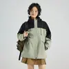 Resistente, totalmente impermeable y reforzada con costuras selladas, esta chaqueta de trabajo es adecuada para su uso como uniforme de trabajo o prenda exterior.. Se puede personalizar con un logo y es un diseño tres en uno desmontable.
