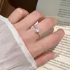 Anillo Floral Dulce para Mujer, Sencillo y Brillante, Exquisito y de Lujo Ligero, Anillo Abierto Ajustable, Versátil para Apilar, Anillo Único Estilo Bosque para Dedo Índice