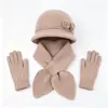 Conjunto de três peças para mãe para outono e inverno: novo chapéu de tricô floral com pelo de coelho, cachecol e luvas para aquecimento e proteção das orelhas