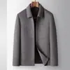 Chaqueta de lana hecha a mano para hombre con cuello de solapa, cierre de cremallera, forro desmontable de plumón de pato blanco al 90%, adecuada para hombres de mediana edad, una prenda exterior de negocios cálida y elegante para el invierno