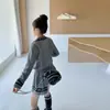 Conjunto de Punto con Cuello Azul Marino para Niñas 2026 Otoño Nuevo Estilo Coreano Estilo Academia Suéter de Punto Trenzado Gris Falda Plisada Dos