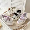 Zapatillas deportivas infantiles estilo coreano 2026 modelo nuevo primavera-verano, zapatos casuales transpirables con suelas suaves, diseño de malla simple con dibujos animados, zapatillas versátiles para niñas
