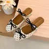 Mules de tacón grueso de punta cerrada con lazo de lunares estilo francés para mujer, impresionantes zapatillas Mary Jane poco profundas de punta cuadrada para uso en exteriores