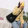 Bolsa de Lona Bordada Ins para Mulheres, Bolsa de Ombro Simples para Estudantes, Nova Bolsa Transversal de Lona de Grande Capacidade Primavera e Verão 2026