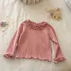 Nova Camiseta Base para Meninas Outono/Inverno 2026 Top Estiloso Infantil com Gola Alta e Babados Roupa de Outono t