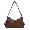 2026 nueva bolsa de axila con remaches estilo motocicleta retro, bolso de hombro de cuero suave para mujer, bolso cruzado, bolso de mano de nicho y de alta gama