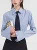 Camisa de Manga Longa Listrada Azul com Gravata Feminina Primavera Estilo Academia Conjunto Camisa com Top Base