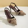 Sandálias de Verão Estampadas Novo Estilo Salto Agulha com Corrente de Metal na Ponta dos Dedos para Mulheres 42 Europeu e Americano Atacado Tamanho Grande