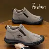 Zapatos casuales para hombre de talla grande para exportación, con forro de algodón de una sola capa, piel suave y un diseño engrosado y cálido. Estos versátiles zapatos casuales de cuero para hombre son perfectos para el uso diario