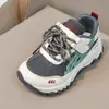 Zapatillas casuales de moda para niños, versátiles, de suela blanda, nuevo modelo de principios de otoño 2026, zapatillas de correr unisex para niños con retazos