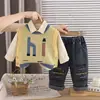 Conjunto de Roupas de Outono para Meninos 2026 Novo Estilo Moda Primavera e Outono para Bebês Suéter com Letras Colete Conjunto de Três Peças Bebês Crianças Moderno