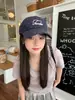 Gorra de Béisbol Bordada con Letras Florales Frescas Estilo Coreano Ins para Primavera y Otoño para Mujer, Gorra Dulce y Adelgazante para la Cara de Primavera y Verano