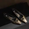 Sapatos Femininos de Bico Raso Estilo Novo Outono 2026 com Laço, Bico Quadrado, Salto Quadrado, Calce Fácil Confortável para o Dia a Dia, Couro Completo por Dentro e por Fora
