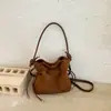 Bolsa de mão retrô da moda para mulheres, novo design tridimensional, bolsa tote para o dia a dia, estilo balde, grande capacidade, versátil, pode ser carregada sob o braço, no ombro ou na transversal
