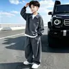 Conjunto de sudadera a rayas para niño de primavera y otoño, nuevo estilo 2026, atuendo de dos piezas elegante y deportivo para niños, ropa de moda para niños mayores