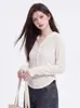 Camiseta larga con capucha estilo coreano para mujer, nueva colección de otoño, con pliegues laterales, un diseño de cintura ajustada y un efecto adelgazante, lo que la convierte en una prenda versátil para capas.
