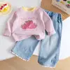 Conjunto Dulce de Dos Piezas para Niña: Camiseta de Manga Larga con Estampado de Fresas + Jeans con Ribete de Encaje para Primavera y Otoño