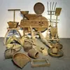 Objetos culturais agrícolas antigos, itens decorativos, ferramentas agrícolas tradicionais nostálgicas, ancinhos de madeira, arados de madeira, adereços de fazenda e adereços de filme