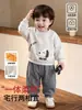 Conjunto de dos piezas para bebé de otoño e invierno con forro polar, nueva sudadera estilosa de estilo coreano engrosada y pantalón de una pieza de forro polar para bebés y niños pequeños