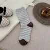 Calcetines a rayas de bloques de color estilo coreano para mujer, calcetines de media pantorrilla, calcetines holgados de moda estilo japonés para celebridades de internet, calcetines largos vintage artísticos sin costuras
