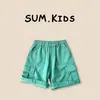 Conjunto de Duas Peças com Tops Estampados de Letras e Bermudas de Trabalho Estilo Coreano para Crianças 26 Novos Estilos de Conjuntos Casuais da Moda para Meninos