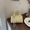 Bolso de mano estilo extranjero para mujer, nuevo bolso de hombro de moda 2026, versátil para el trabajo y los desplazamientos, bolso cruzado