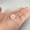 Collar elegante con diseño de flor de melocotón y concha de viento INS, cadena de clavícula de acero de titanio chapado en oro de 18 quilates, joyería de lujo ligera con personalidad al por mayor
