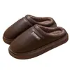Novas pantufas masculinas de algodão para outono e inverno, quentes e felpudas para uso doméstico, couro PU interno, à prova d'água, resistentes à sujeira, com sola grossa, pantufas antiderrapantes para homens